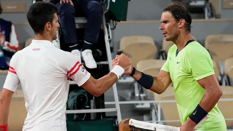 Novak Djokovic et Rafael Nadal photographiés après leur affrontement en demi-finale à Roland-Garros en juillet