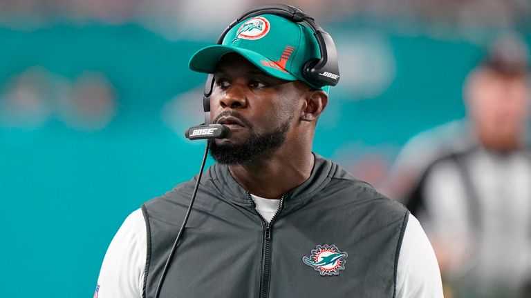 Mantan pelatih Miami Dolphins Brian Flores telah menggugat NFL dan tiga tim karena dugaan praktik perekrutan rasis