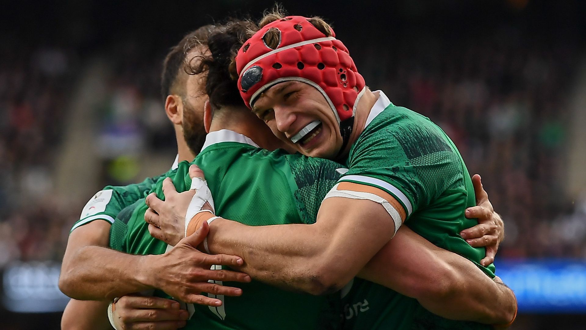 Ireland dig deep to beat 14-man England and keep title hopes alive