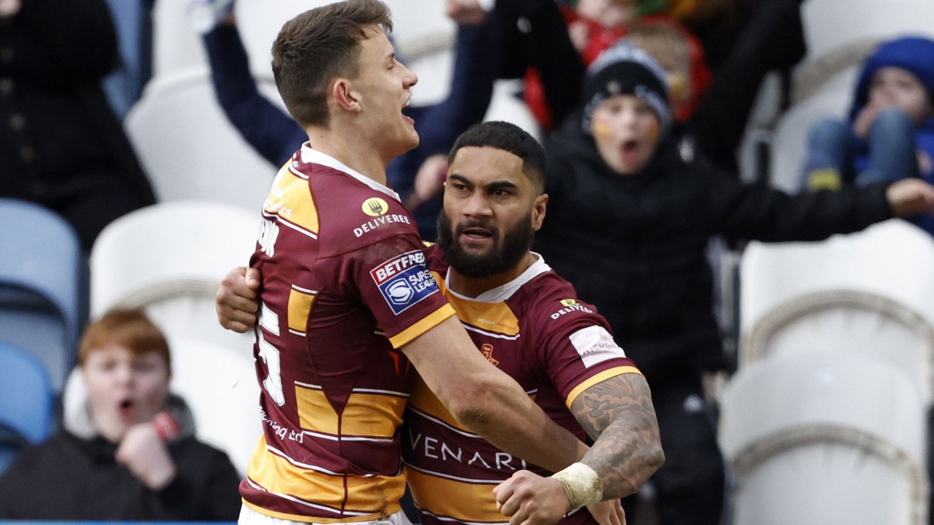 Giants hold off Castleford fightback to continue fine start to season