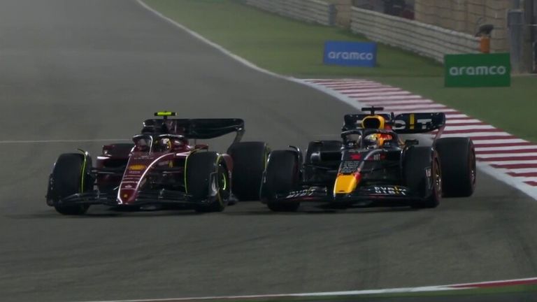 Max Verstappen e Carlos Sainz gareggiano testa a testa, mostrando i muscoli alla Red Bull e alla Ferrari.