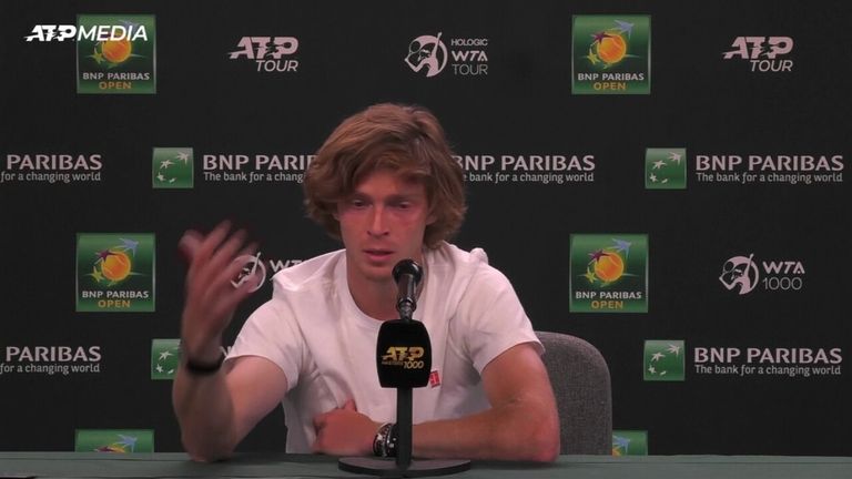 El tenista ruso Andrey Rublev dice que no debería haber política en el deporte, después de que escribiera 'no a la guerra, por favor' en una cámara en Dubai en febrero.