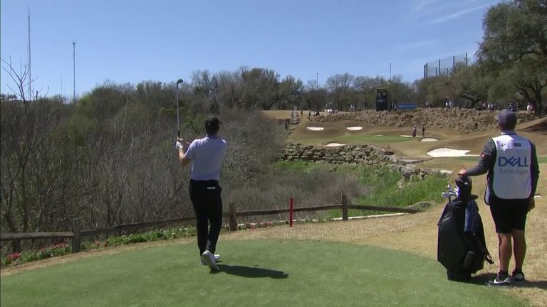 Justin Rose a envoyé son coup de départ dans l'obstacle sur l'avant-dernier trou de son match contre Adam Scott dans le WGC-Dell Technologies Match Play, seulement pour faire un trou par la zone de largage pour prolonger le concours ! 