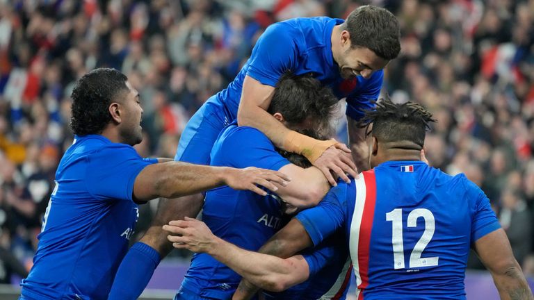 Los jugadores de Francia celebran después de que Antoine Dupont  anotara el tercer intento de su equipo.