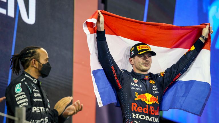 Reviva algumas das lutas mais intensas na pista entre Lewis Hamilton e Max Verstappen do ano passado.