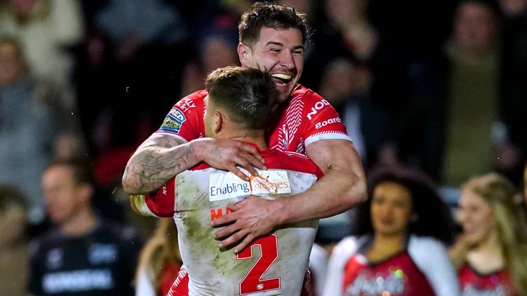 Tommy Makinson y Mark Percival celebran un intento de St Helens