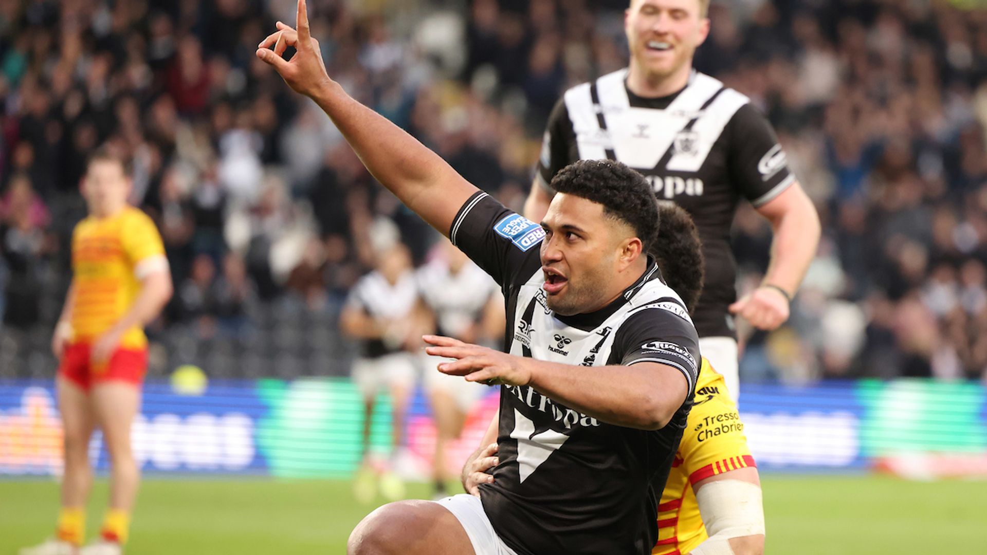 Hull defeat Dragons on special night for Houghton
