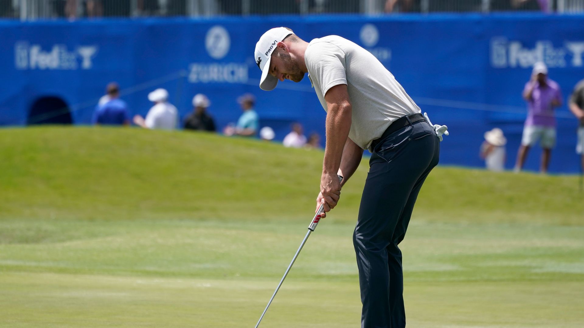'What a putt that was!' A 59-footer for Clark!