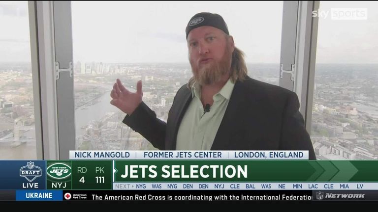 El ex centro de los New York Jets, Nick Mangold, anunció su selección de draft de la cuarta ronda del piso 72 de The Shard en Londres.