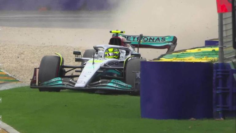 Lewis Hamilton, Avustralya Grand Prix'sinde antrenmanda kaza yapmaktan kıl payı kurtuldu. 