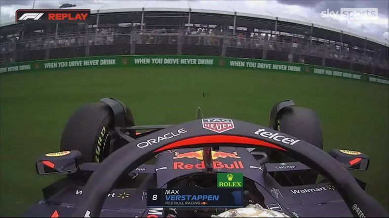 Max Verstappen, Avustralya Grand Prix'sinde antrenmanda arabasını döndürüyor. 