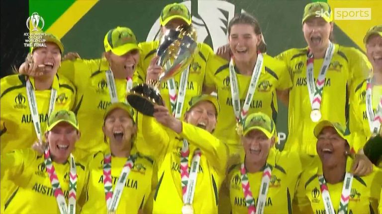 L'Australie célèbre sa victoire à la Coupe du monde féminine plus tôt cette année en soulevant le trophée après avoir battu l'Angleterre en finale