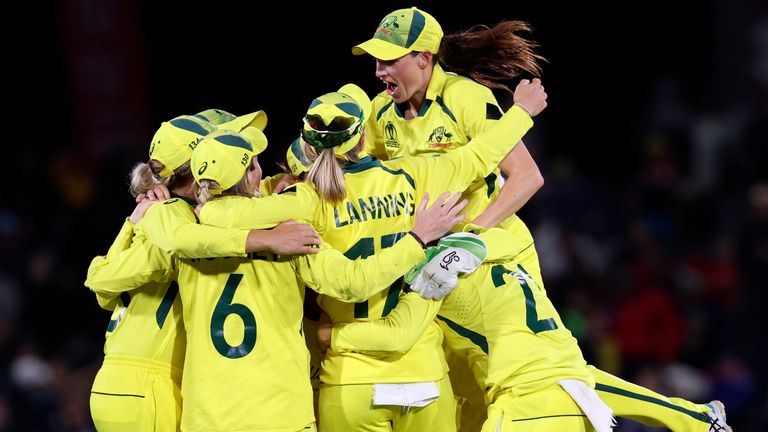 Faits saillants de la victoire complète de 71 points de l'Australie sur l'Angleterre alors qu'elle triomphait à la Coupe du monde féminine.