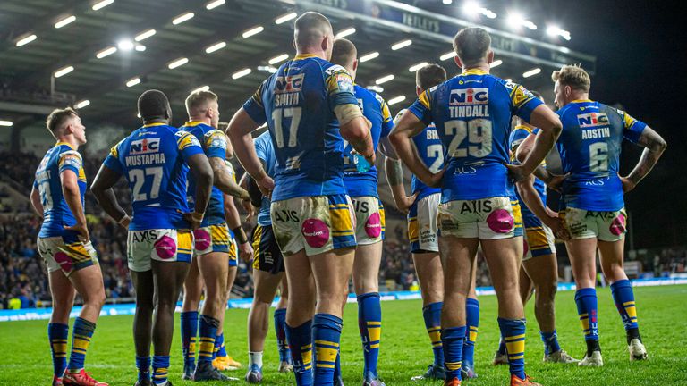 Los jugadores de Leeds miran abatidos mientras son anulados contra St Helens