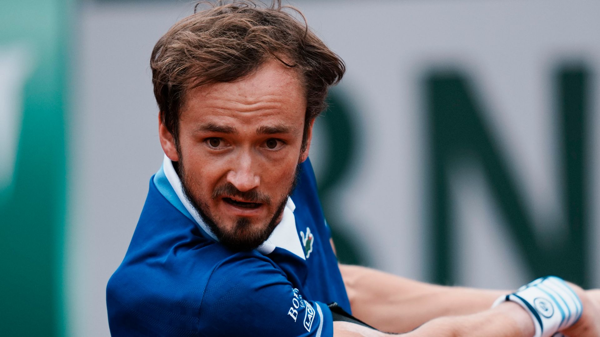 Medvedev marches through to next round at Roland Garros