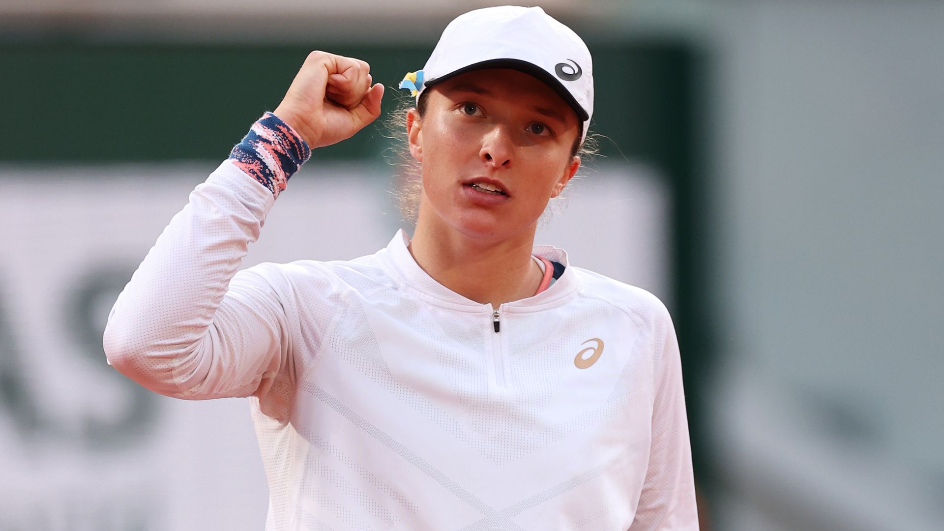 Swiatek recovers to grind out spot in French Open quarter-finals