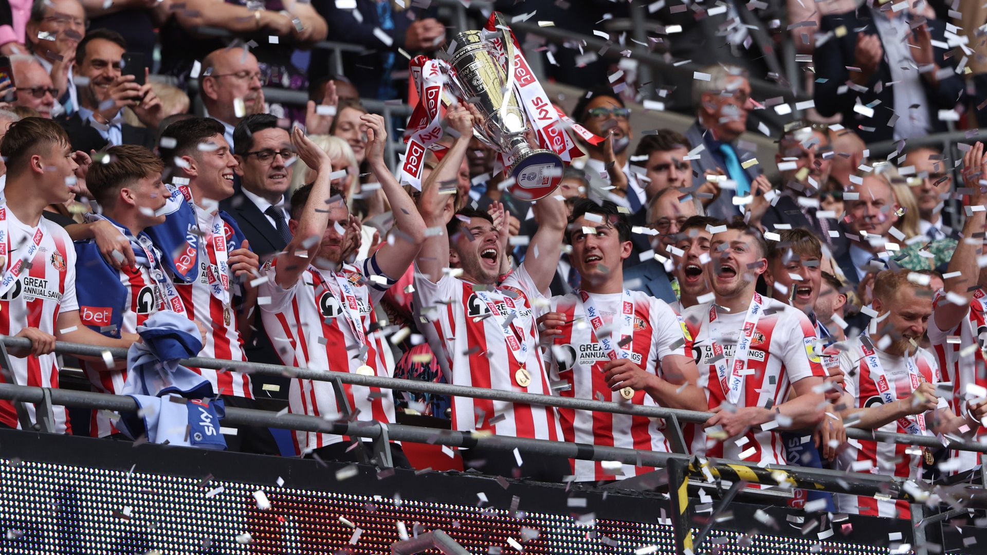 Sunderland win at Wembley to seal Championship return