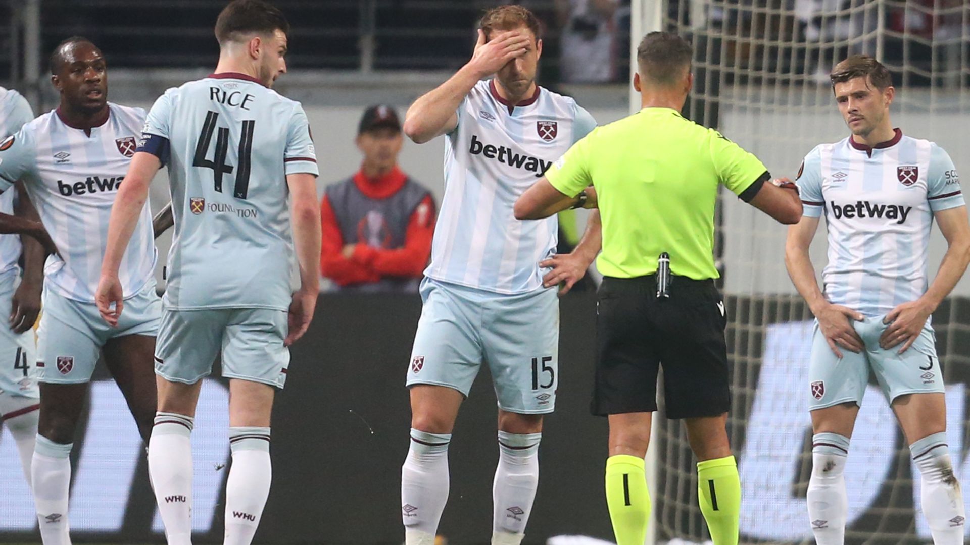 West Ham fall short in EL semi as Cresswell and Moyes sent off