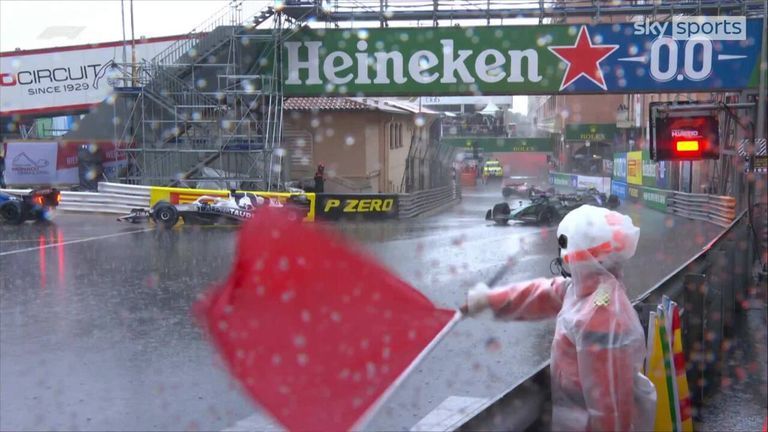 Monte Carlo'daki şiddetli yağmur kırmızı bayrak ve Monaco Grand Prix'sini daha da geciktiriyor.