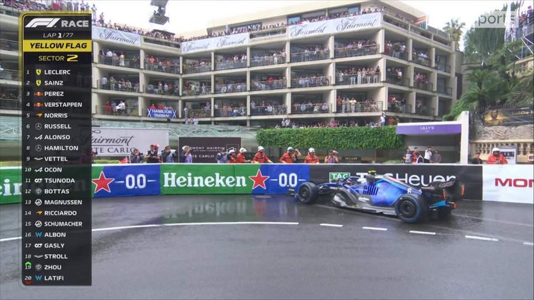 Nicholas Latifi ve Lance Stroll, Monaco Grand Prix'sinin başlangıcında güvenlik aracının altındaki bariyerlerle temas kuruyor.