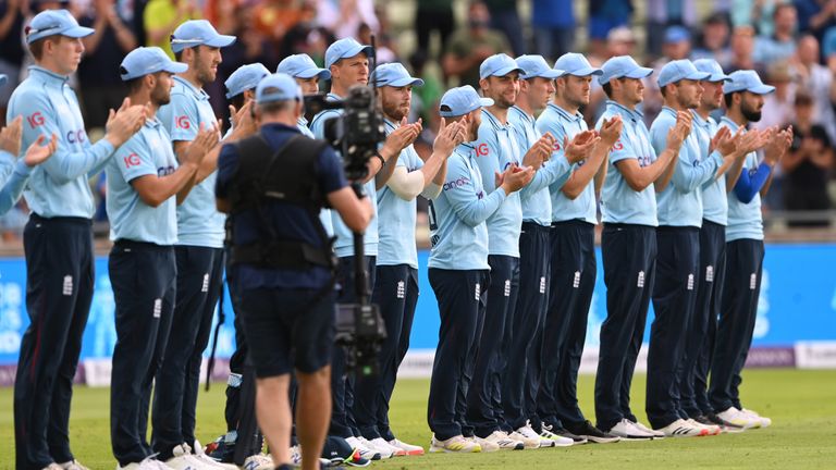 Les joueurs anglais et pakistanais portaient des casquettes bleues lors de l'ODI de l'année dernière à Edgbaston dans le cadre de la journée #BlueForBob