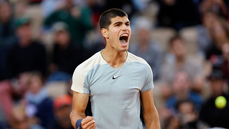 Carlos Alcaraz moves into the fourth round at Roland Garros