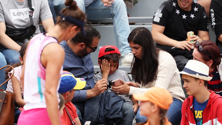 Irina-Camelia Begu a frappé un enfant au visage après avoir fait rebondir sa raquette dans la foule à Roland-Garros