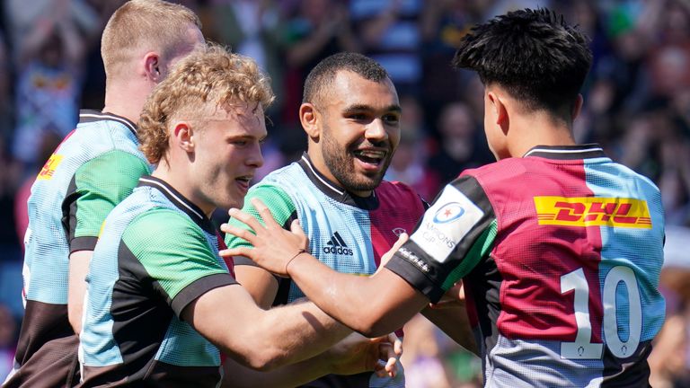 Joe Marchant (centro) anotó dos intentos en la segunda mitad cuando Harlequins reservó su lugar en los play-offs de la Premiership