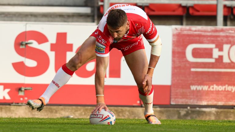 Makinson got in for the opening try, which brought up his 1000th point for Saints