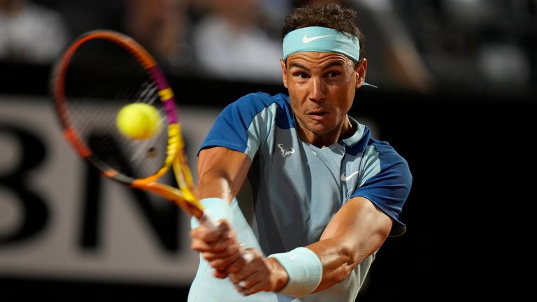 Nadal è prepotente agli Open di Francia, ma persistono preoccupazioni per un infortunio al piede