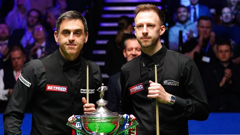 O'Sullivan y Judd Trump posan con el trofeo antes de la final del Campeonato Mundial de Snooker