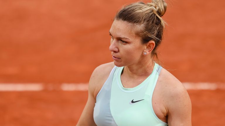 La sortie du deuxième tour de Simona Halep est sa première sortie de Roland-Garros depuis 2015