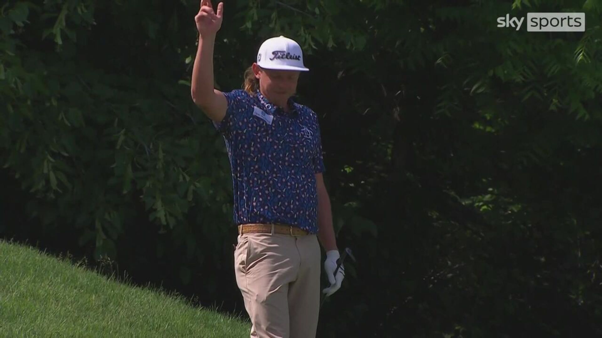 'That is ridiculous!' - Smith sinks amazing chip for birdie