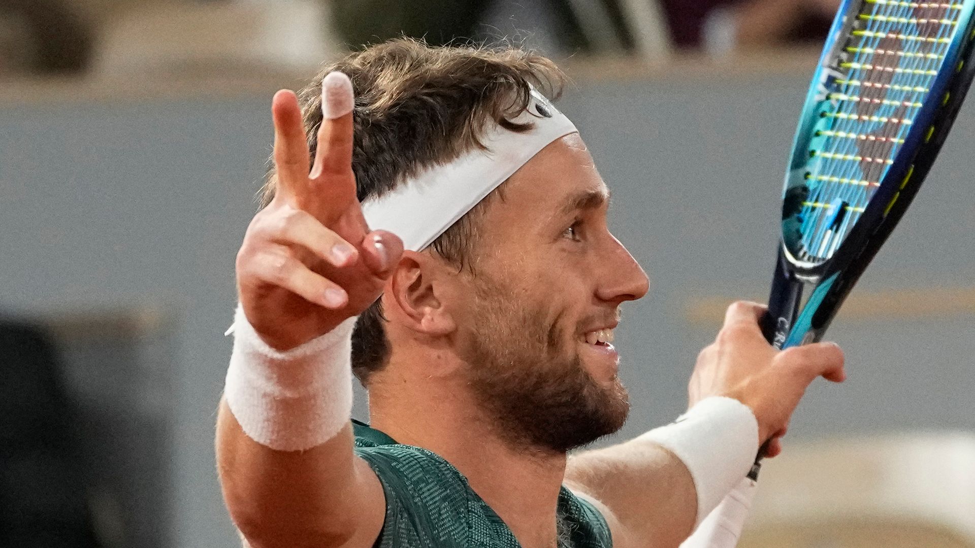 Ruud reaches French Open final despite court invader interruption
