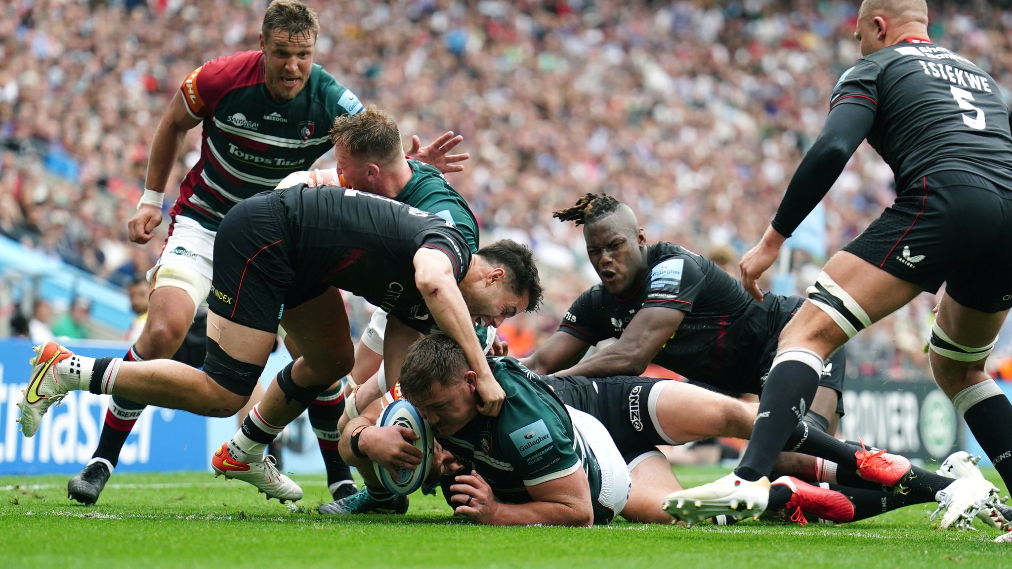 Freddie Burns kicks last-minute drop goal as Leicester beat