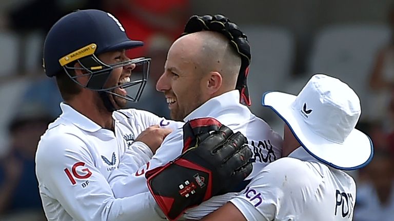 El hilandero del brazo izquierdo Jack Leach lanzó 30 overs para Inglaterra el primer día