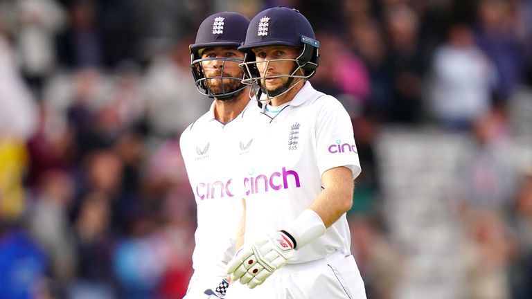 Ben Foakes (à gauche) et Root (à droite) ont partagé un partenariat d'un siècle alors que l'Angleterre mettait fin à une longue attente pour une victoire au test