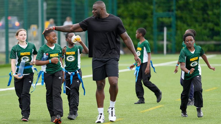 Obada habla con los jugadores en el Flag Championship (Imagen: NFL UK)