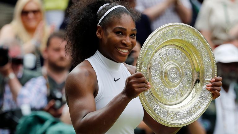 Serena Williams, 2016'da yedinci Wimbledon tek bayanlar şampiyonluğunu kazandıktan sonra kupayı havada tutuyor.