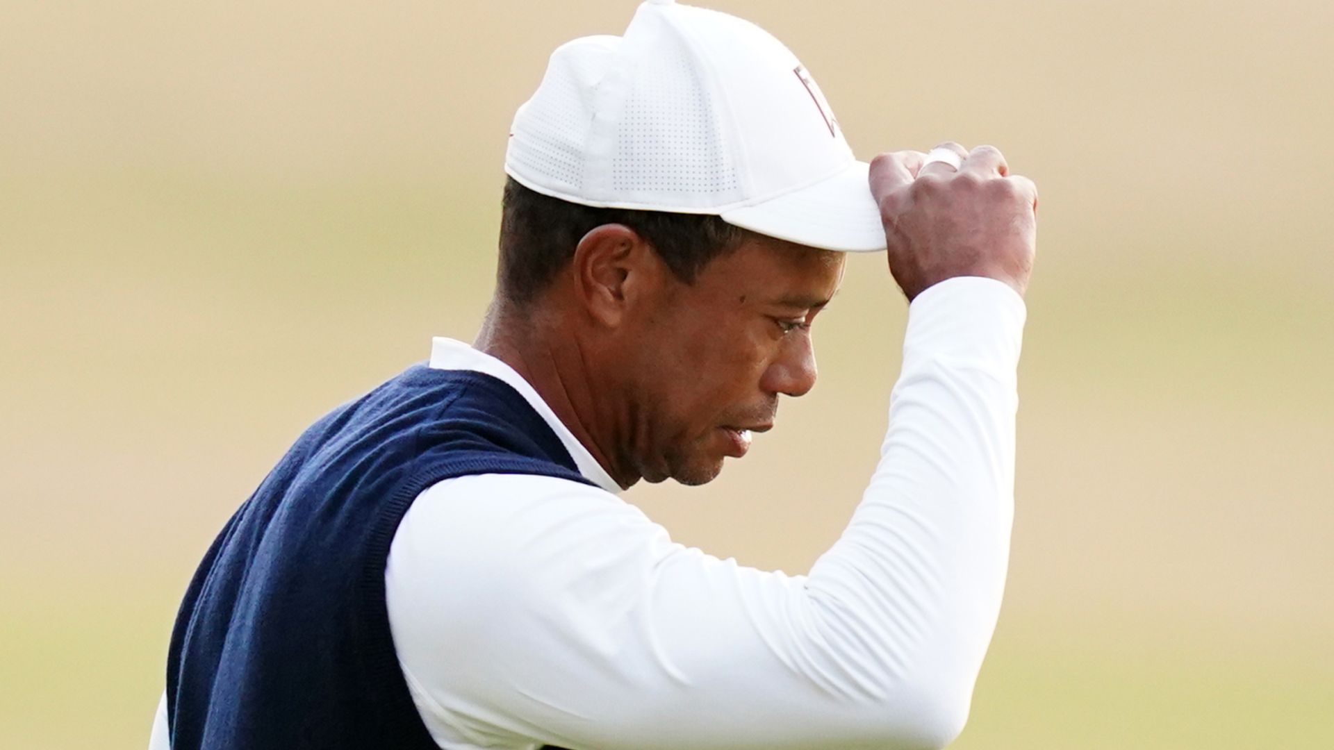 Woods suffers nightmare start at St Andrews | 'I need 66 tomorrow'