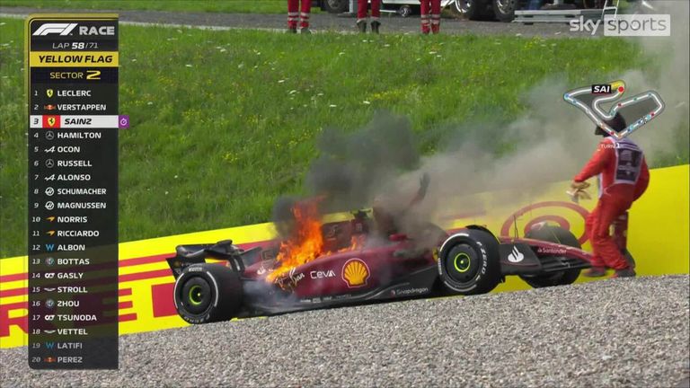 Der Ferrari von Carlos Sainz ging nach einem Motorschaden in Flammen auf, der sein Rennen in Österreich beendete