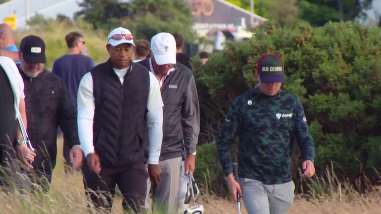 Tiger Woods terlihat berlatih di St Andrews menjelang The Open.