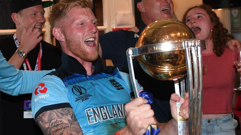 Ben Stokes celebra en el vestuario después de ganar la final de la Copa Mundial de Críquet ICC 2019 contra Nueva Zelanda