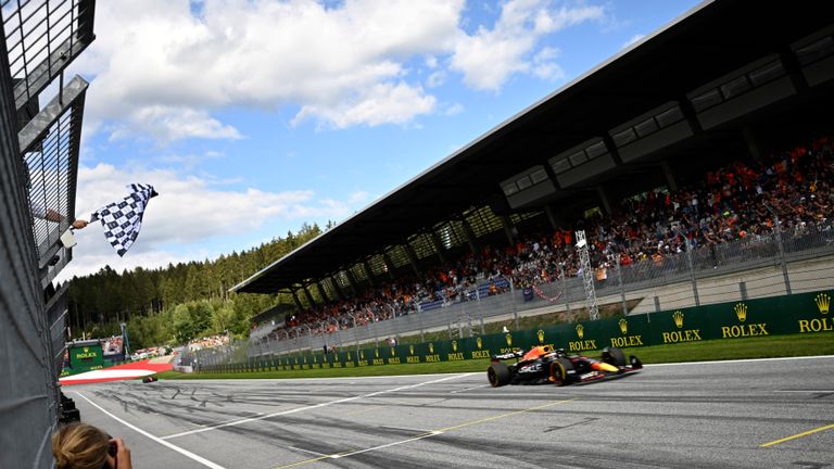 Max Verstappen mengamankan posisi terdepan untuk hari balapan di Grand Prix Austria setelah memenangkan Sprint.