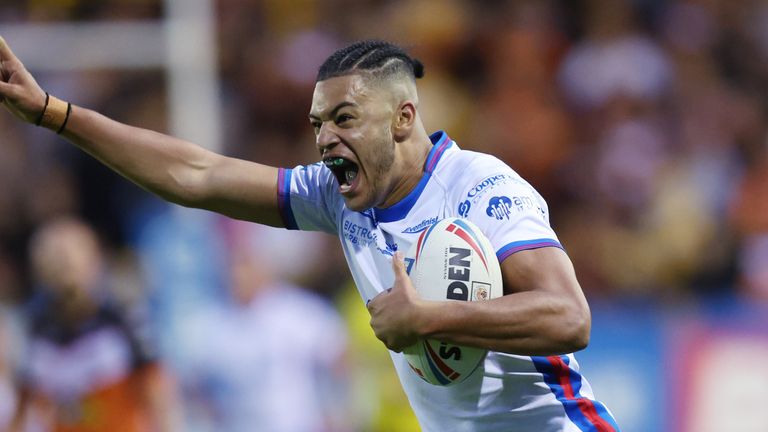 Lewis Murphy s'enfuit pour marquer son deuxième essai pour Wakefield