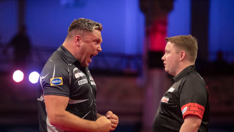 Gerwyn Price comenzó su búsqueda de un primer título mundial de Matchplay con una victoria muy reñida contra Martin Schindler.  Aquí está lo mejor de la acción del lunes por la noche en Blackpool...