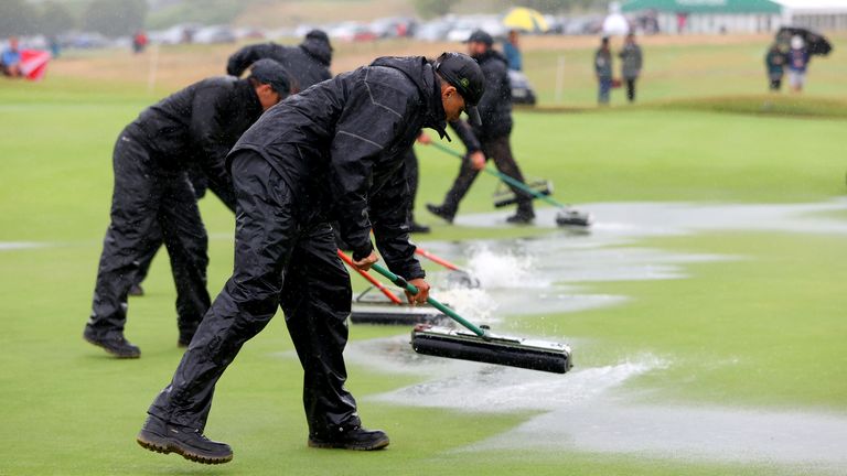 El juego se retrasó dos horas debido a las fuertes lluvias en Escocia 