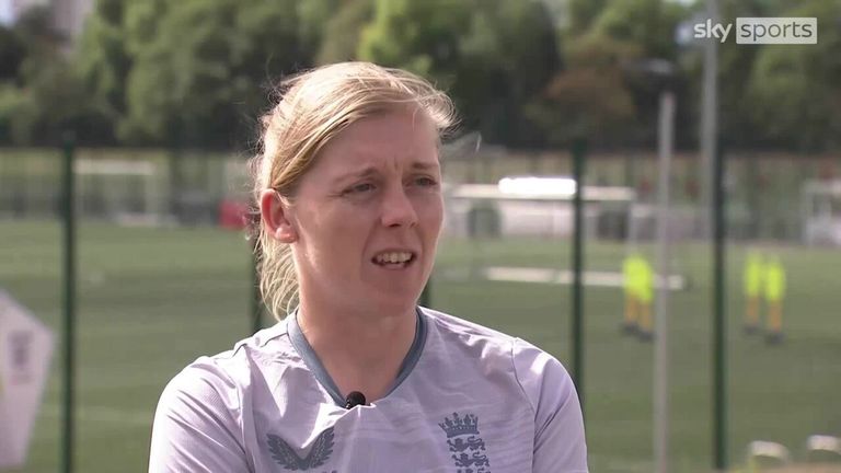 La capitana de Inglaterra, Heather Knight, describió al patrón masculino Ben Stokes como 