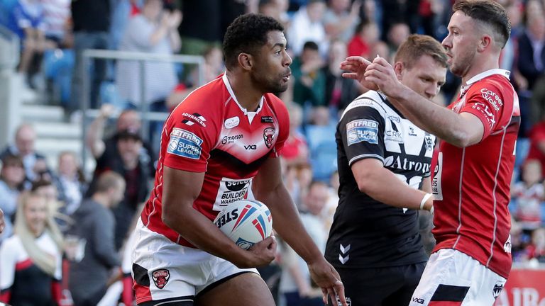 Kallum Watkins, Salford adına Hull FC'ye karşı galibiyette gol attıktan sonra kutluyor
