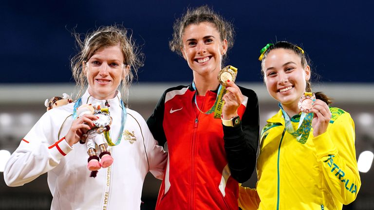 Breen alongside Sophie Hahn and Rhiannon Clarke on the podium in Birmingham